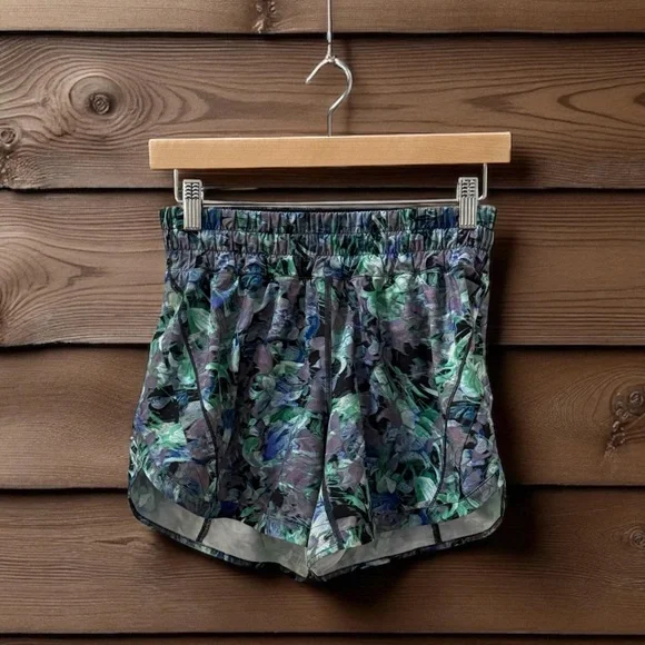 Women’s Lululemon High Waisted Running Shorts! ! Size 6! - Picture 3 of 7